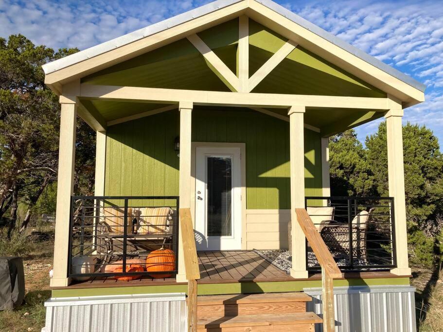 Cozy Tiny Home In The Hills Fischer Екстериор снимка